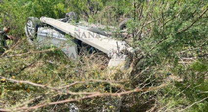 Carro se estrella brutalmente contra poste y termina volcado frente a la Prepa 1 en Nuevo Laredo