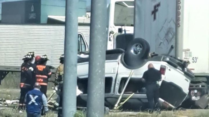 Camioneta queda destrozada tras chocar brutalmente con tráiler en Laredo; hay un muerto