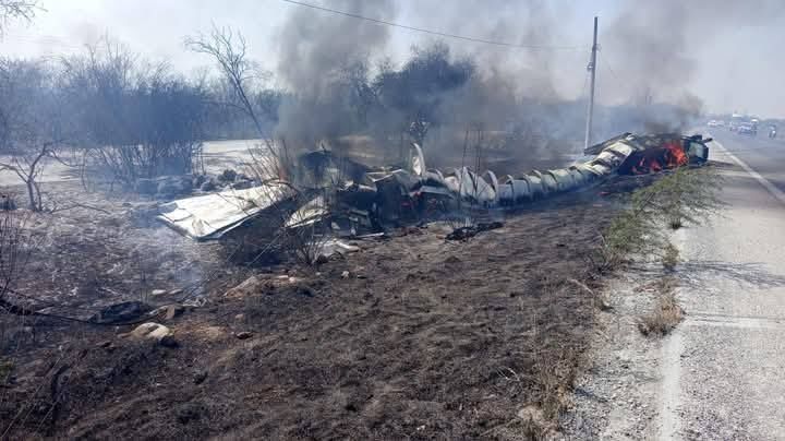 Tráiler sufre desperfecto y termina envuelto en llamas en la Carretera Nacional; ¿y el chofer?