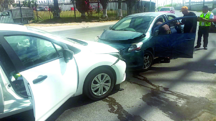 Colonia Las Torres: niño provoca que su papá choque de frente con otro auto; se salvan de tragedia