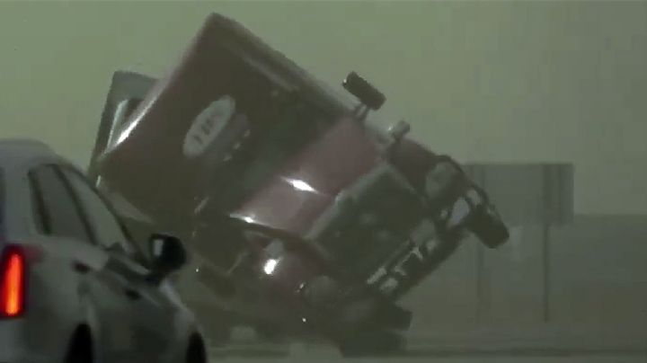 Tráileres fueron volcados por los fuertes vientos en Texas | VIDEO