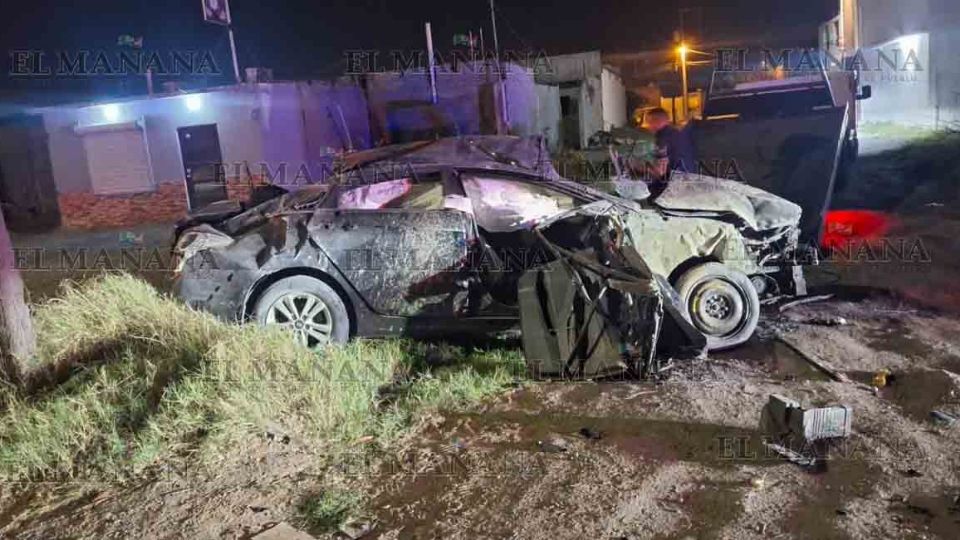 El auto quedó totalmente destrozado.