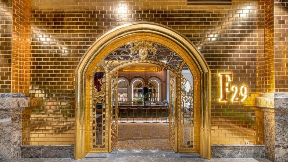 Si buscas una experiencia de lujo única, este es el lugar perfecto, con su fachada dorada, habitaciones de lujo y una infinity pool que brilla bajo el sol