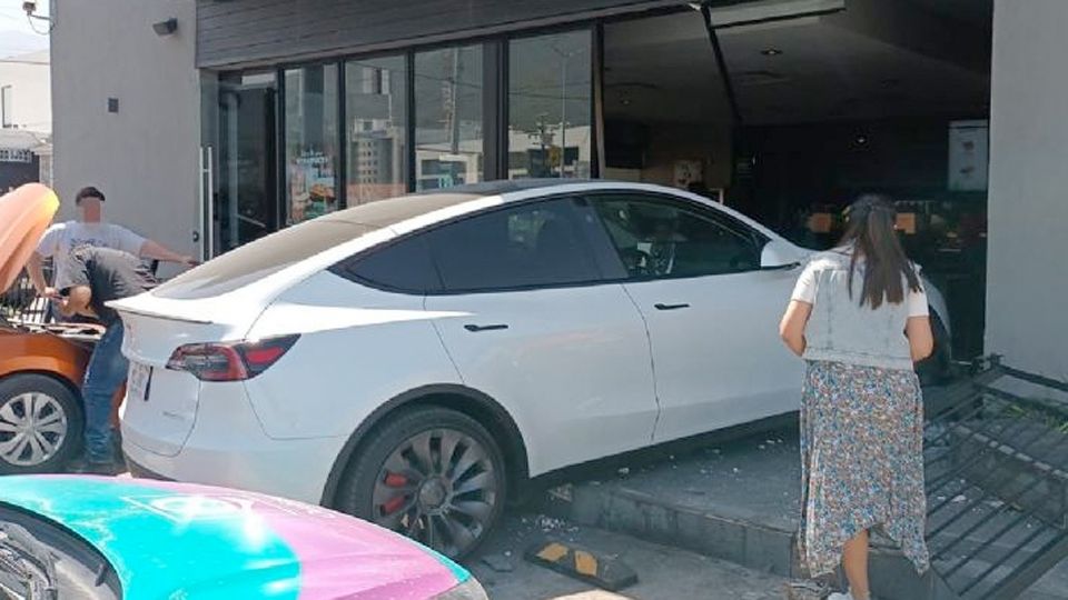 El Tesla destruyó la fachada de la cafetería.