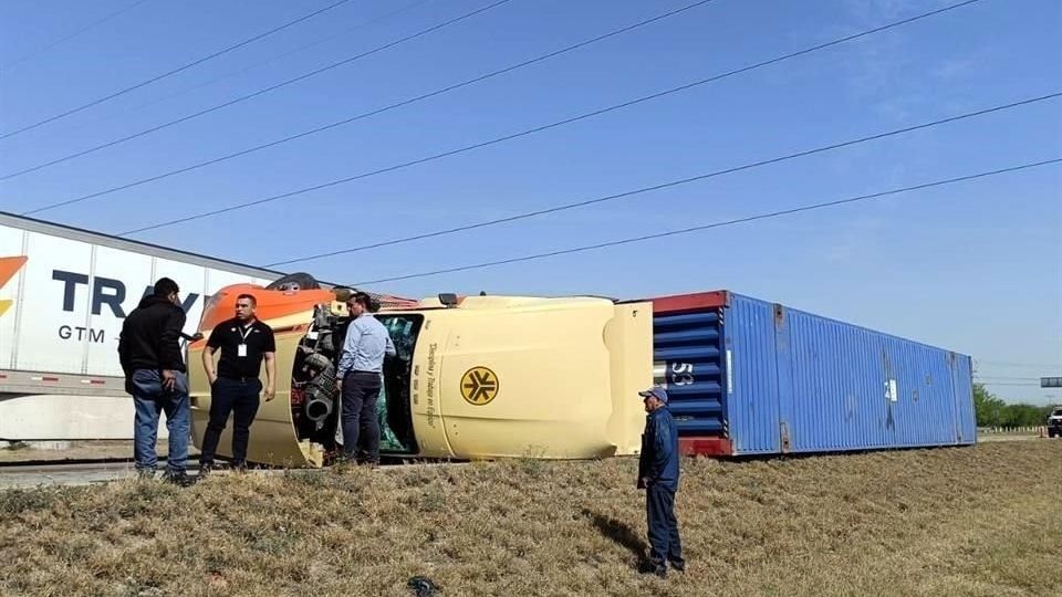 En el lugar, se encuentran equipos de rescate y tránsito, quienes continúan en el sitio realizando maniobras de remoción del vehículo y su carga