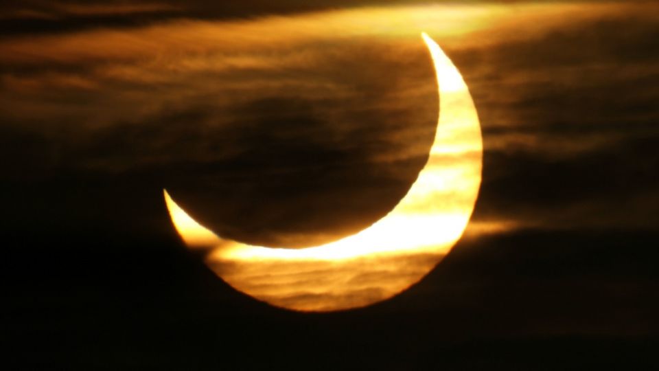 Los fenómenos astronómicos iluminarán los cielos nocturnos de la Tierra, como este próximo eclipse parcial del astro rey