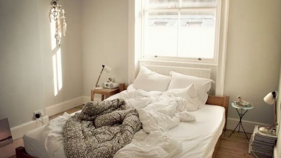 Lo que quiere decir una cama destendida.