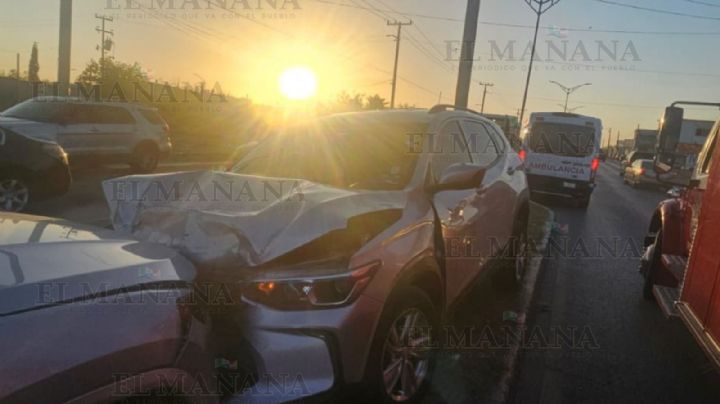 Hombre convulsiona en su camioneta en Bulevar Municipio Libre y choca de frente