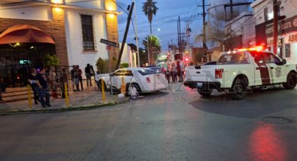 Joven causa severo accidente vial en el centro de Nuevo Laredo; por poco se lleva a repartidores