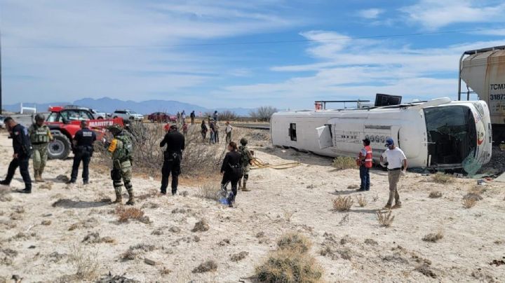 Autobús le quiso ganar el paso al tren y falló; se reportan múltiples heridos