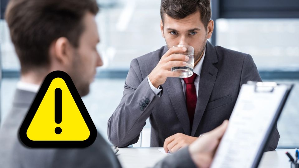 Tomar agua es esencial para el buen funcionamiento del cuerpo; lo ideal es consumir al menos 2 litros al día, aunque puede variar según la actividad física y el clima