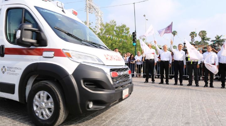 Entrega Américo 16 nuevas ambulancias al sector salud