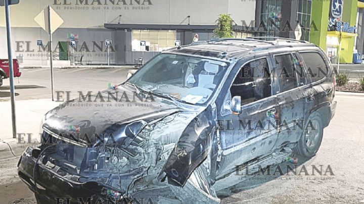 Por ir con el celular, mujer destroza su camioneta en la colonia Los Presidentes