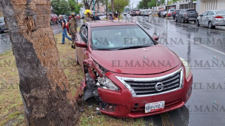 Aparatoso accidente cerca del COBAT; Chevrolet HHR se impacta contra un Nissan Áltima