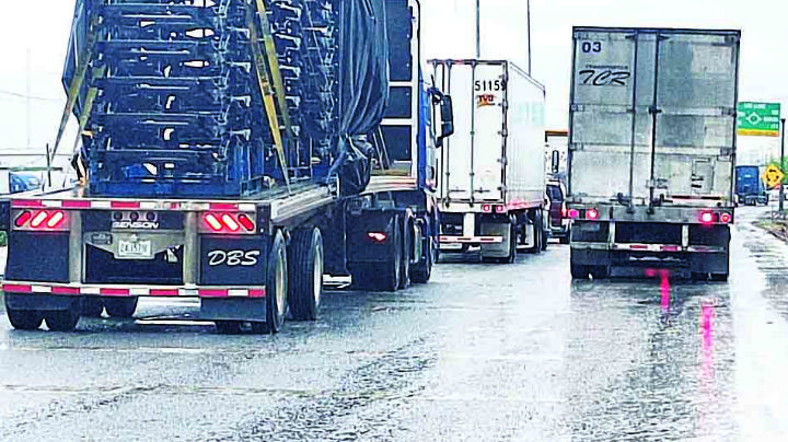 Revisiones atoran filas en Puente 3