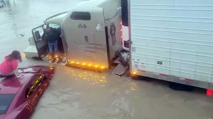 Traileros se visten de héroes y salvan la vida de conductores inundados en McAllen, Texas | VIDEO