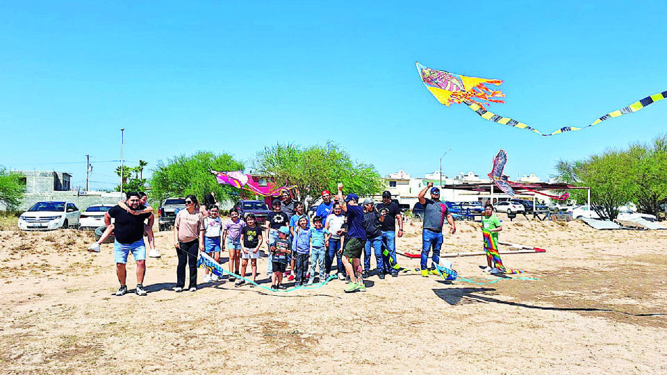 Menores, padres e instructores se tomaron la imagen del recuerdo.