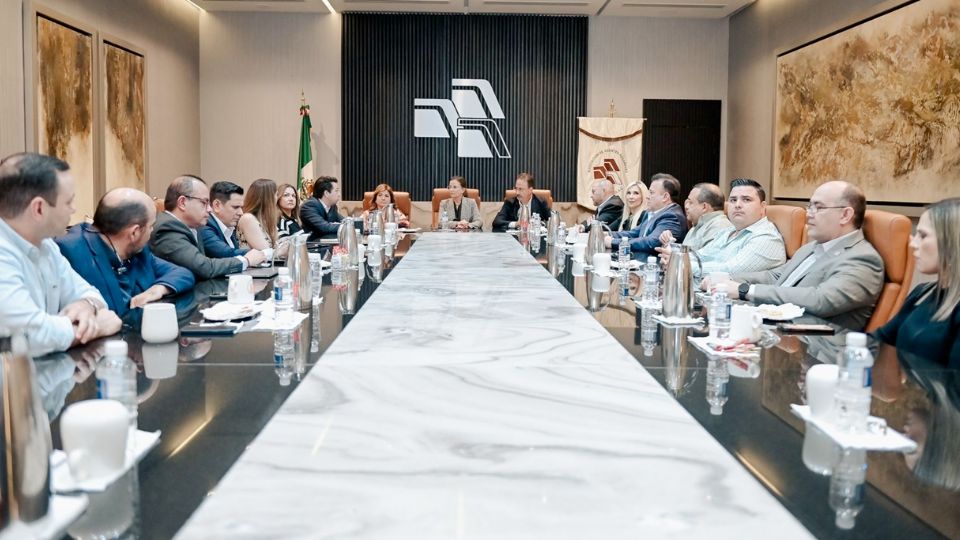 Reunión fructífera con los agentes aduanales.