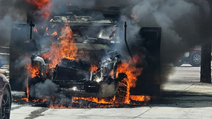 Arde camioneta de valores frente a banco; transportaba varios millones de pesos