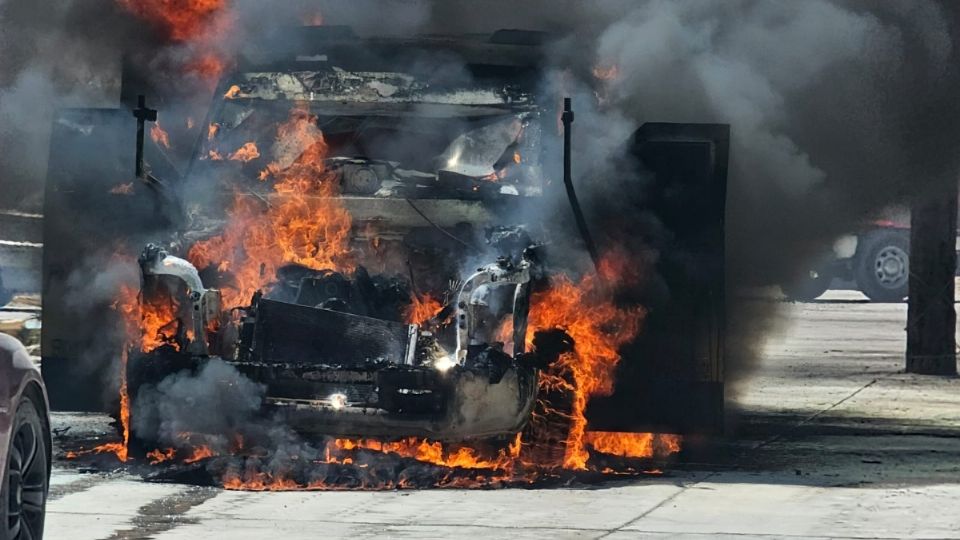 Incendio de una camioneta de valores genera movilización de servicios de emergencia