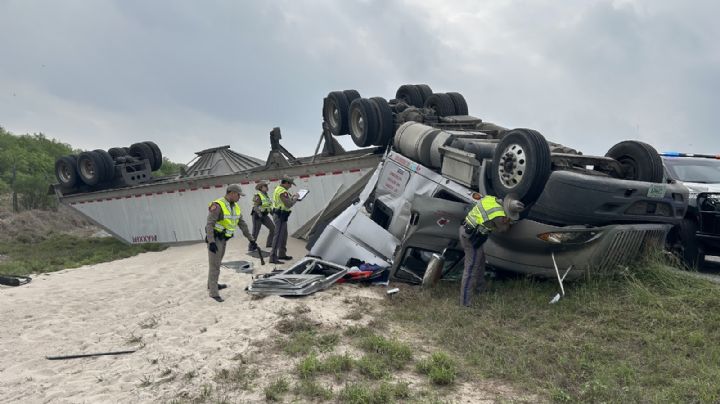 Trailero muere al volcar con su carga de arena en la Carretera 44; quedó dentro de la cabina