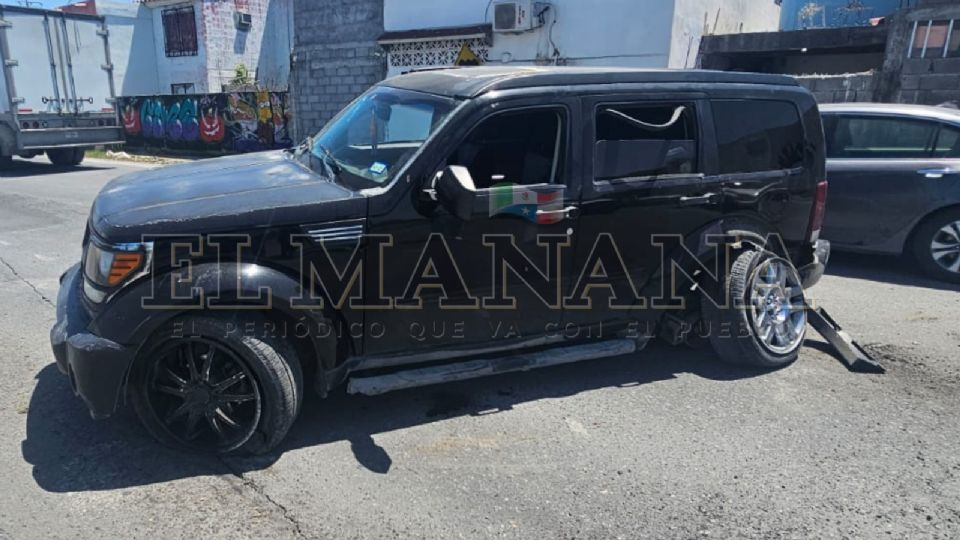 El choque de la camioneta no solo dañó un poste de alumbrado público, sino también al propio automotor