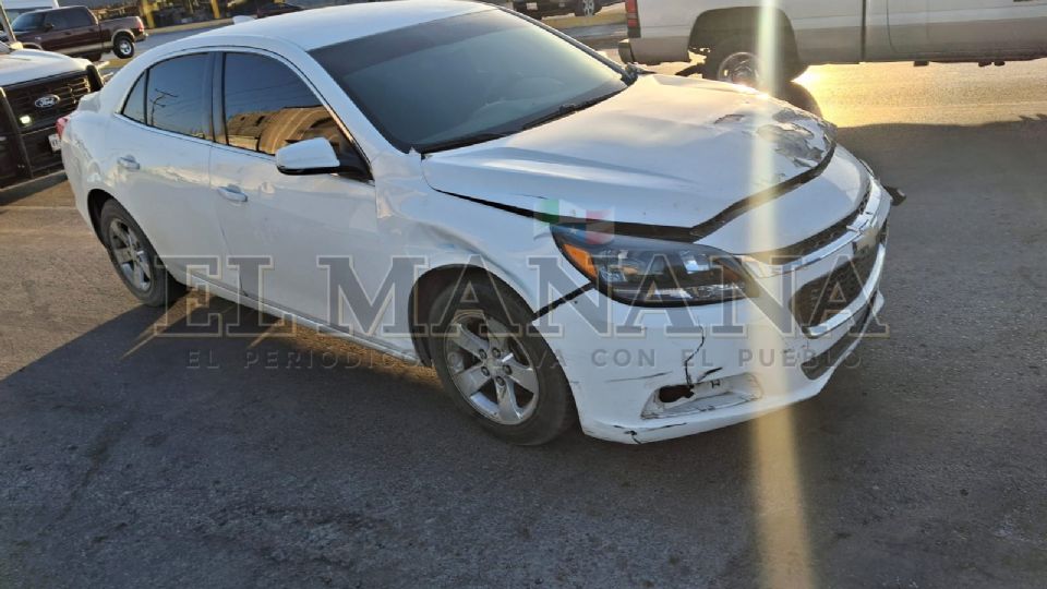 La falta de prudencia al volante fue el causante de este accidente vial, en donde el motociclista fue el único lastimado