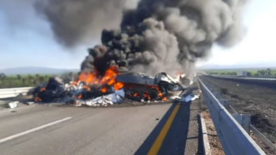 Protección Civil de Nuevo León lanzó la alerta de cierre vial por el accidente vial en la zona, destacándose la muerte de uno de los operadores