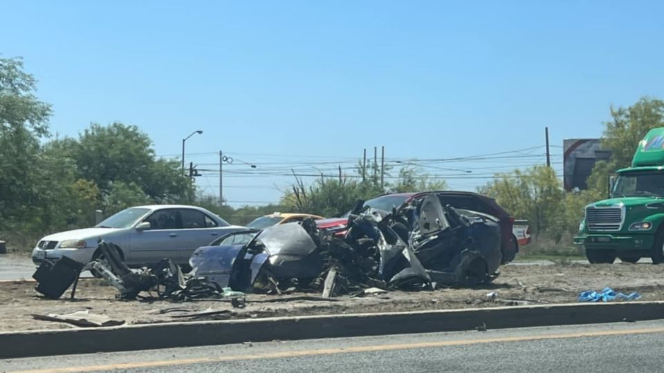 El impacto fue de tal magnitud que una parte del motor se desprendió de la carrocería