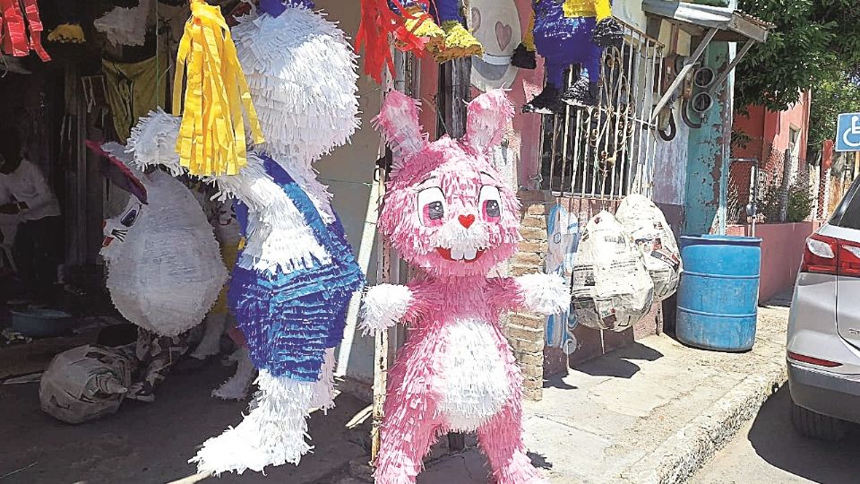Para esta Pascua se ha disparado la demanda de piñatas de conejos.