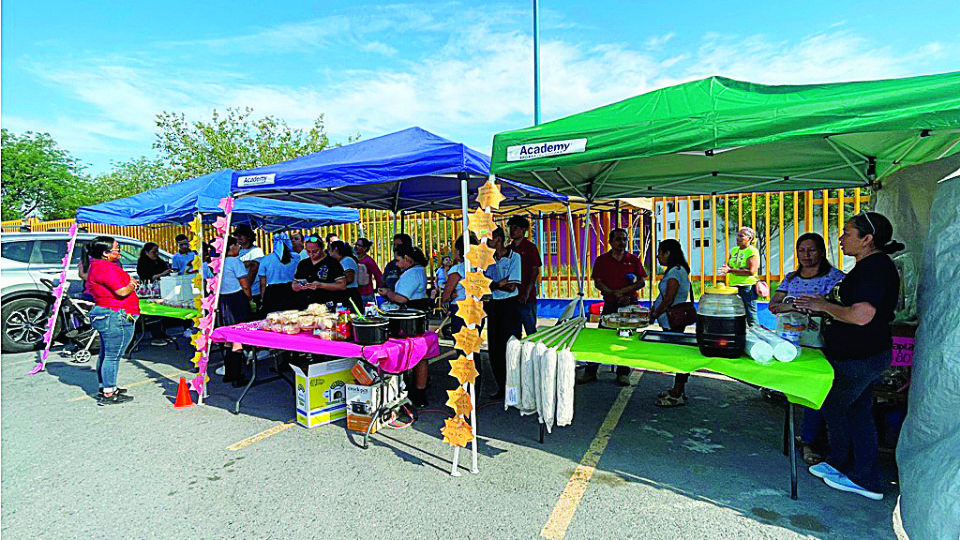 En el evento se ofrecieron desde manzanas cubiertas de tamarindo, nachos y postres hasta trapeadores.