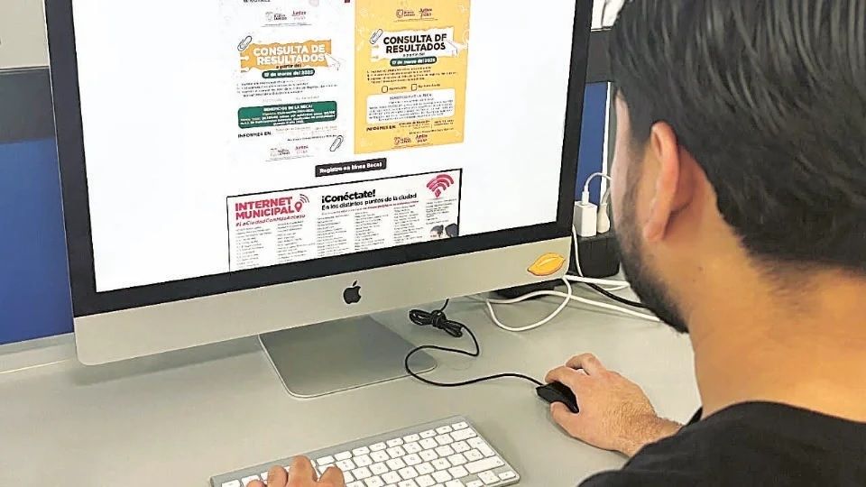 Todo lista para la entrega de becas.