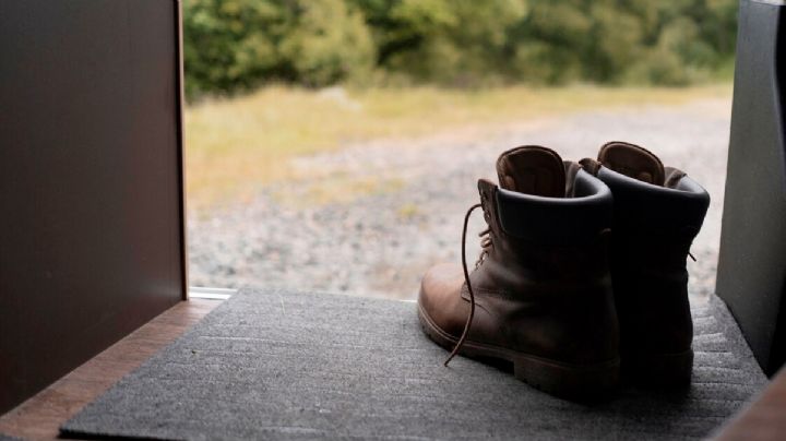 Quitarte los zapatos antes de entrar a tu casa, una costumbre con muchos beneficios a tu salud