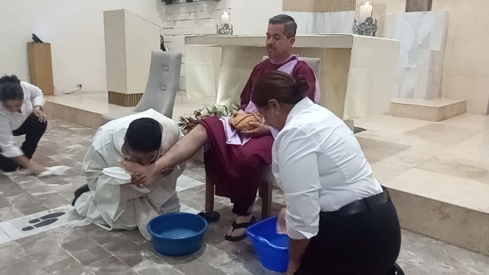 Iglesias de la ciudad realizan el tradicional lavatorio de pies.