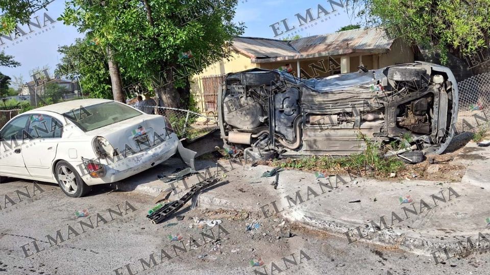 El automóvil quedó dentro del patio de una casa