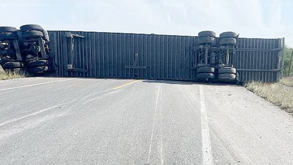 El tráiler detuvo por varias horas el tráfico.