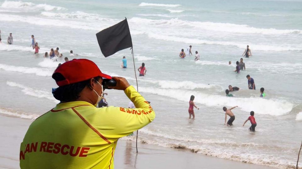 Esto significan los colores de las banderas en las playas