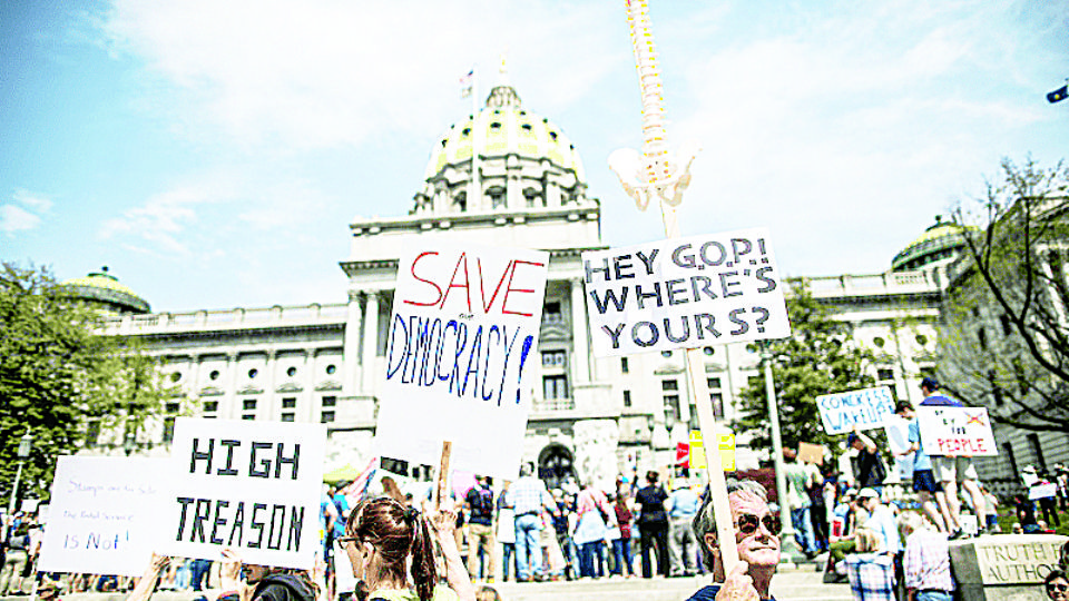 nFrente a la Casa Blanca, se manifestaron miles de ciudadanos.