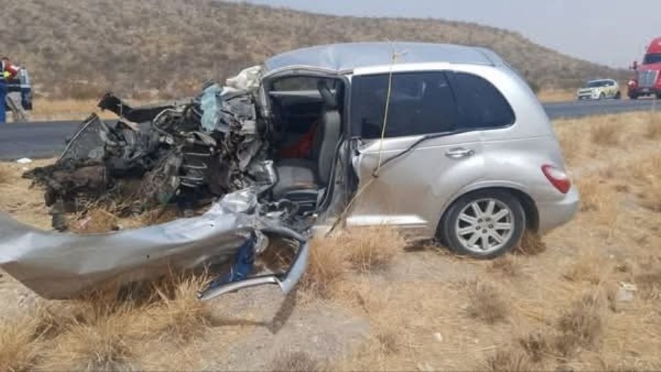 En la camioneta familiar venían menores de edad, quienes fueron trasladados al hospital por sus graves heridas