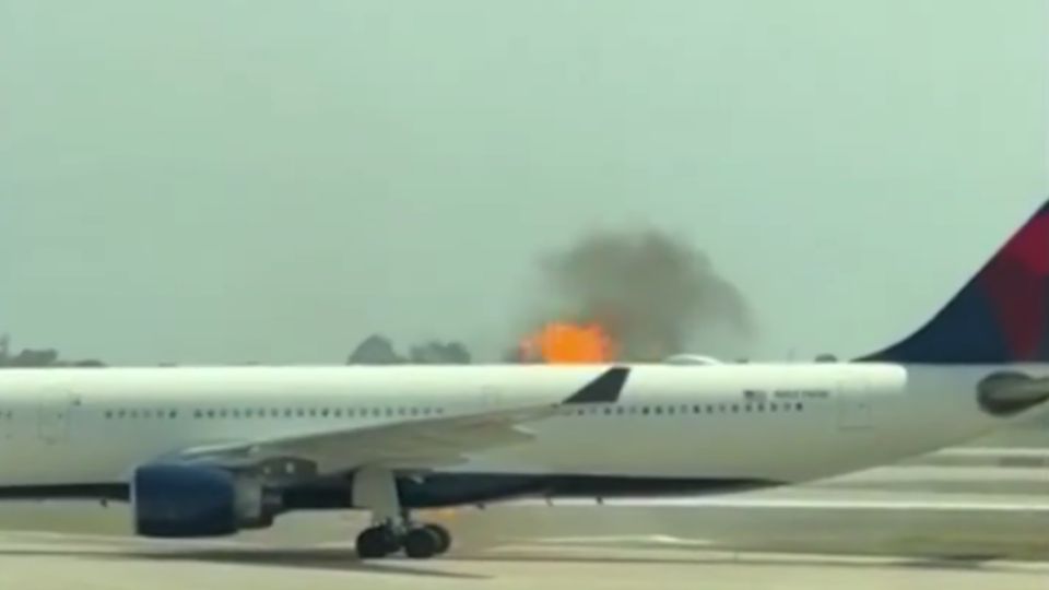 EL fuego inició en uno de los motores de la aeronave