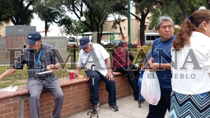 Familia de Laredo apoya a personas sin hogar; les han brindado comida durante más de 25 años