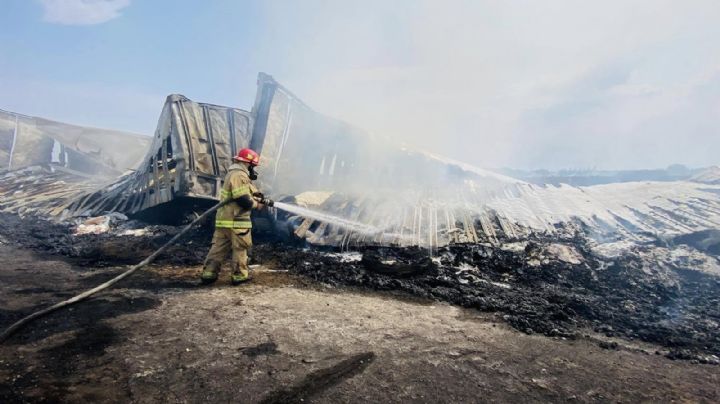 Carambola de 7 autos en Tamaulipas: tráiler y dos autos acaban calcinados por incendio en pastizal