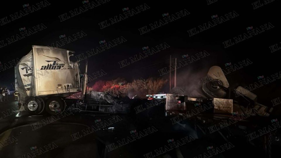 Uno de los tráileres traía un cargamento de chiles de La Costeña