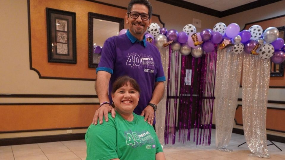 Como sobreviviente de cáncer Rubén Vela da testimonio sobre lo que vivió.