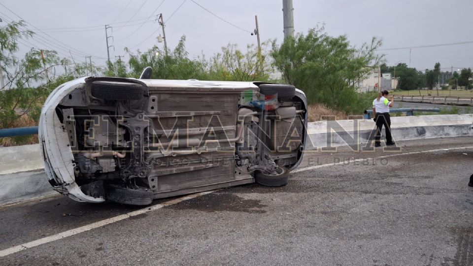 El exceso de velocidad fue una de las causantes de que el hombre perdiera el control de su unidad, terminando volcado en este lugar