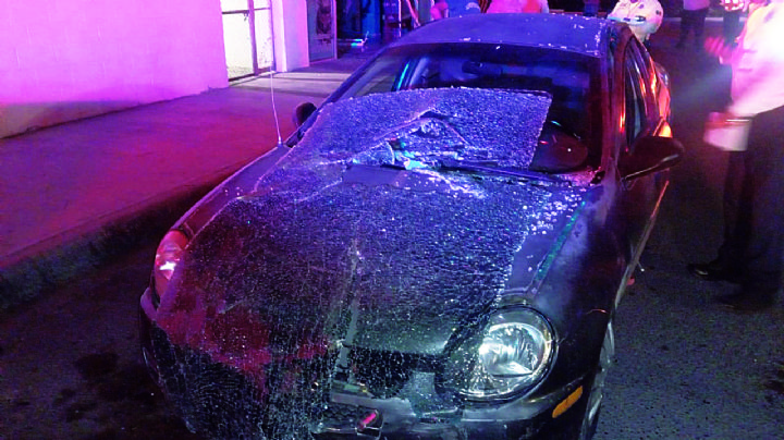 Le fallan los frenos a María y se mete a veterinaria con todo y auto en la colonia Lomas del Río