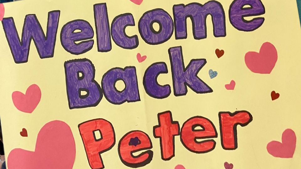 Los pequeñines expresaron el amor por el regreso a las aulas de su amigo.