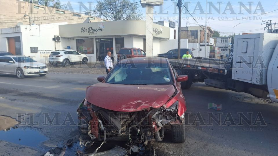 Ambos conductores salieron ilesos en este encontronazo que dejó daños materiales a los vehículos involucrados