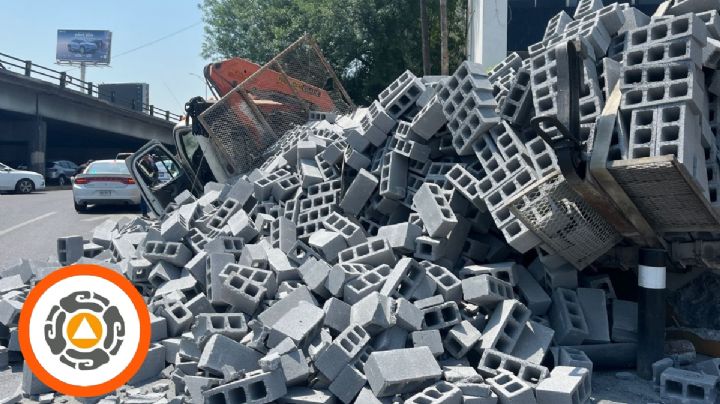 Tremenda volcadura en Monterrey; un camión de materiales causa bloqueos viales