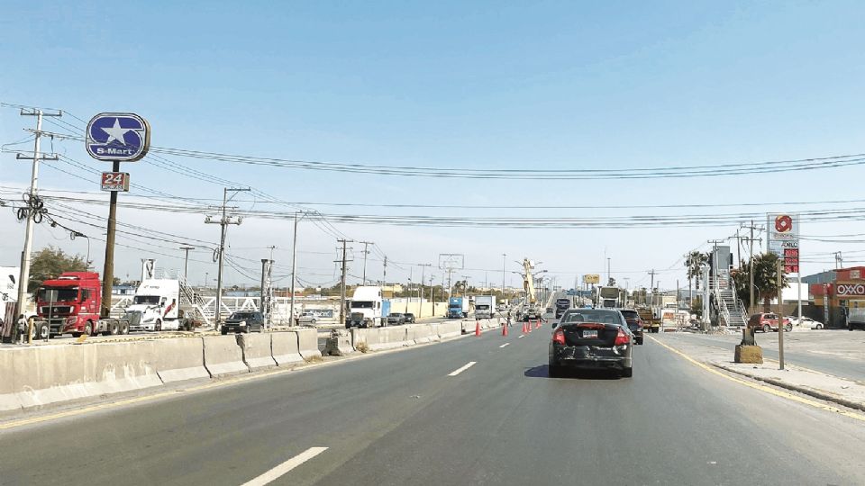 Ambos sentidos son cerrados para colocar puente peatonal.